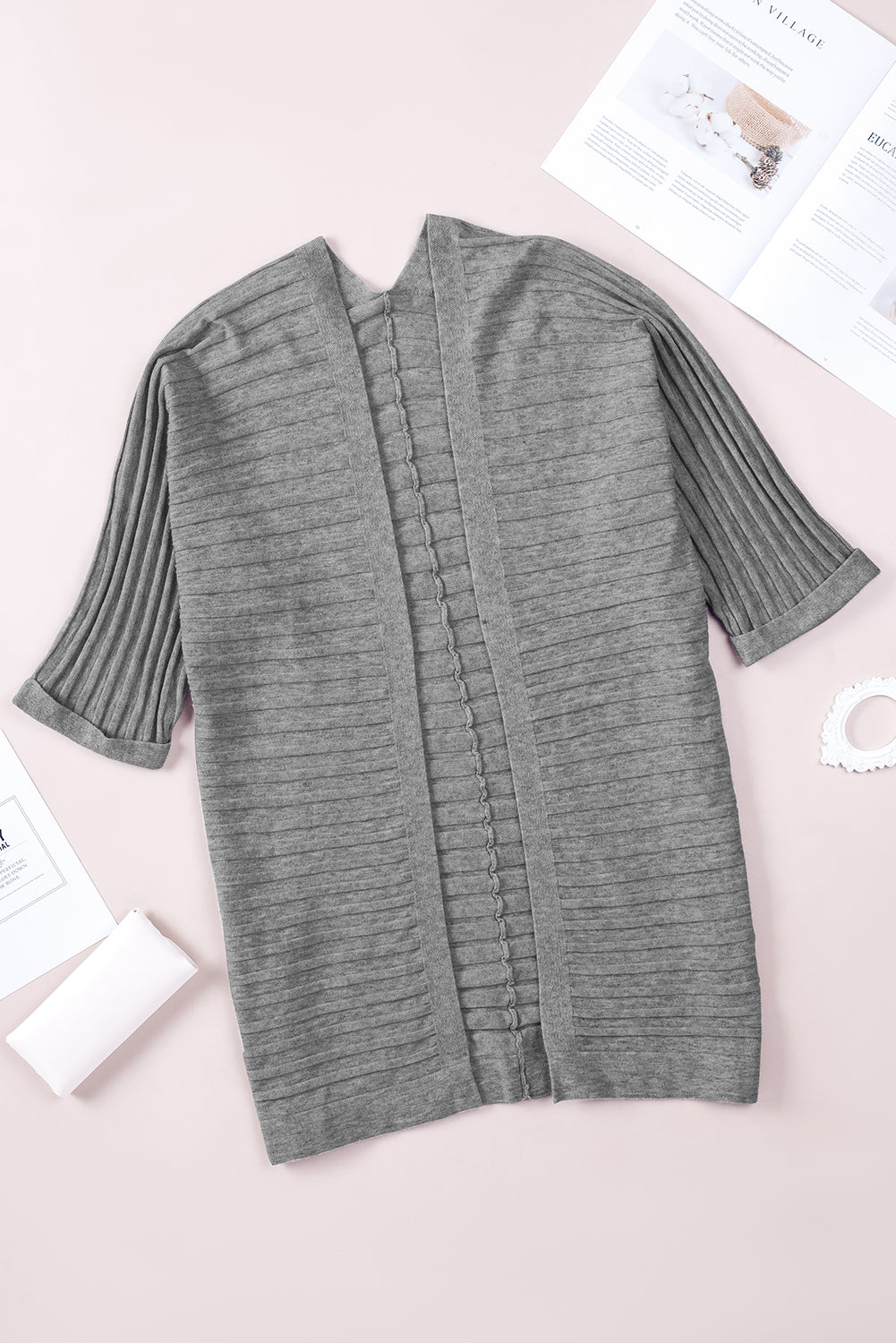 Grauer gerippter strickcardigan mit offener vorderseite