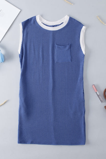 Segelblaues t-shirt-kleid mit strukturierten rippenärmeln