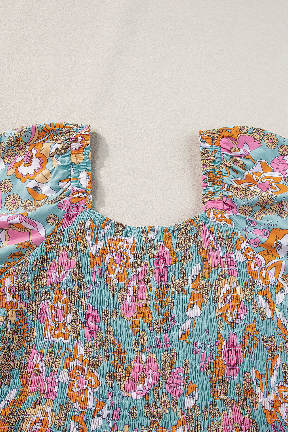 Gelbes kleid mit gesmoktem oberteil, hoher taille und puffärmel mit blumenmuster