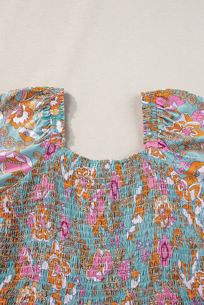 Gelbes kleid mit gesmoktem oberteil, hoher taille und puffärmel mit blumenmuster