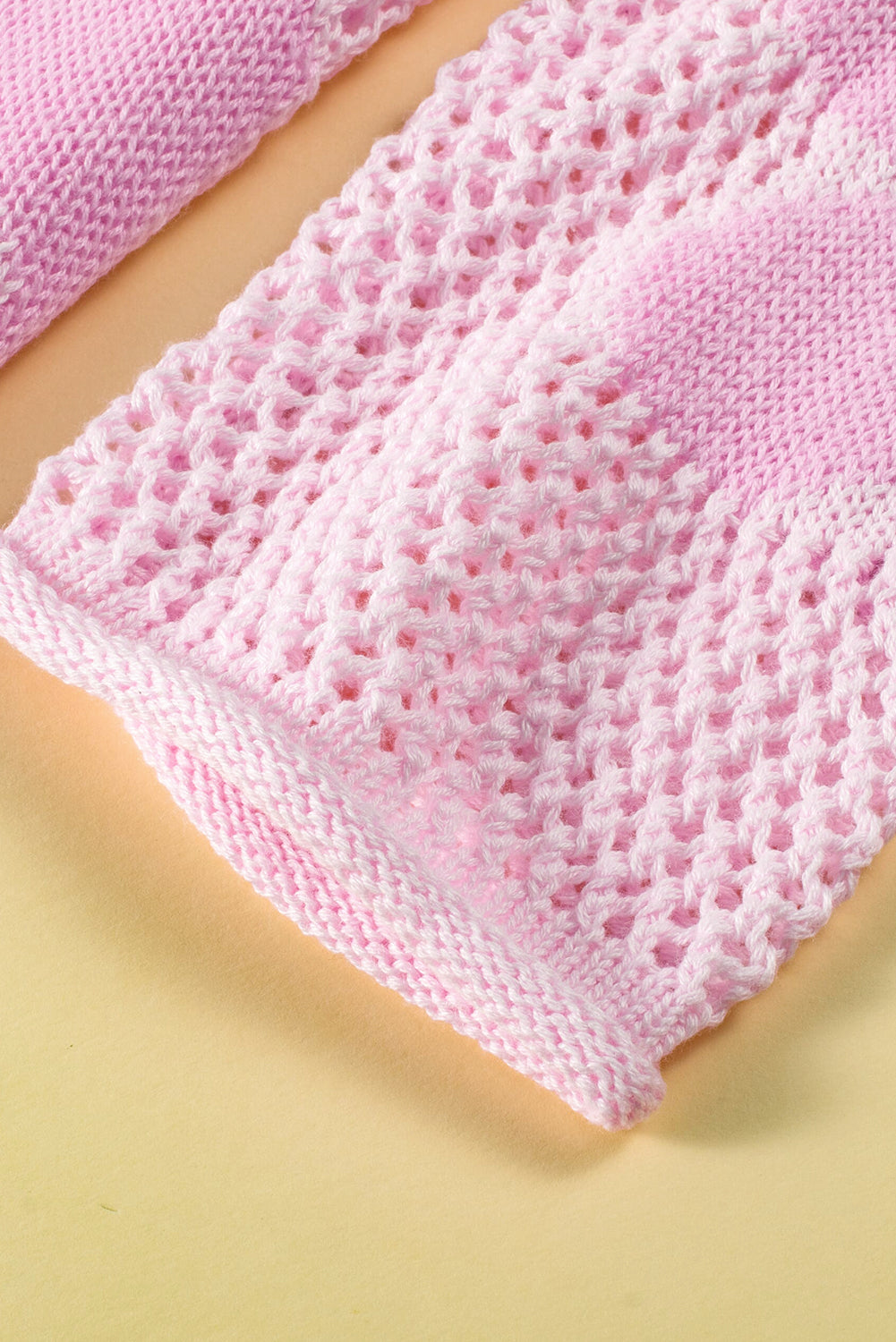 Rosafarbener pullover mit großer blume und hohlen schultern aus strick