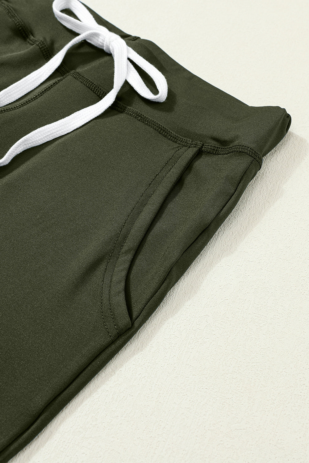 Moosgrüne jogginghose mit kordelzug an der taille