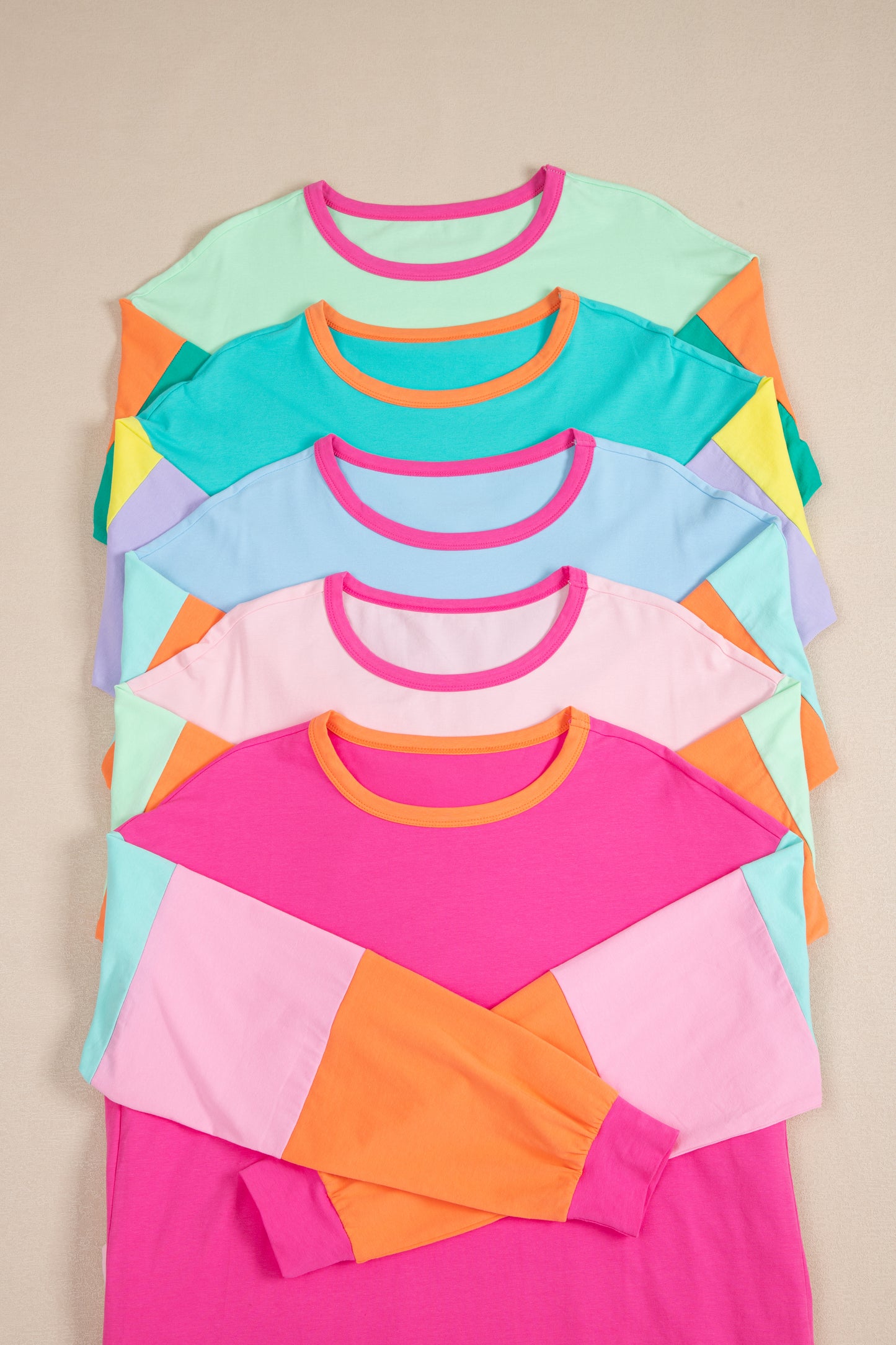 Dunkelblaues colorblock patchwork-langarm-top mit lockeren ärmeln