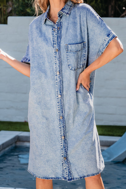 Hellblaues lockeres Hemd mit kurzen Ärmeln und mittlerer Waschung Chambray-Kleid