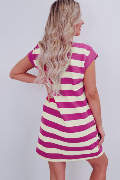 Rosa gestreiftes Shift-T-Shirt-Kleid mit Ärmel und Taschen
