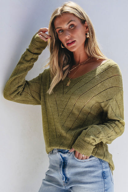 Salbeigrüner pullover mit v-ausschnitt und tropfenschulter in ösenform