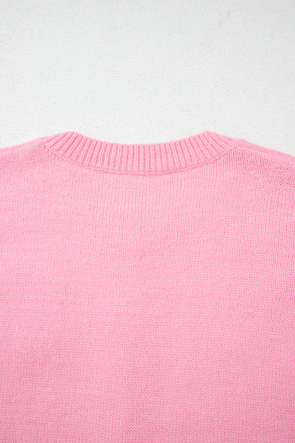 Rosa niedliche strickjacke mit blumenmuster und knopfleiste