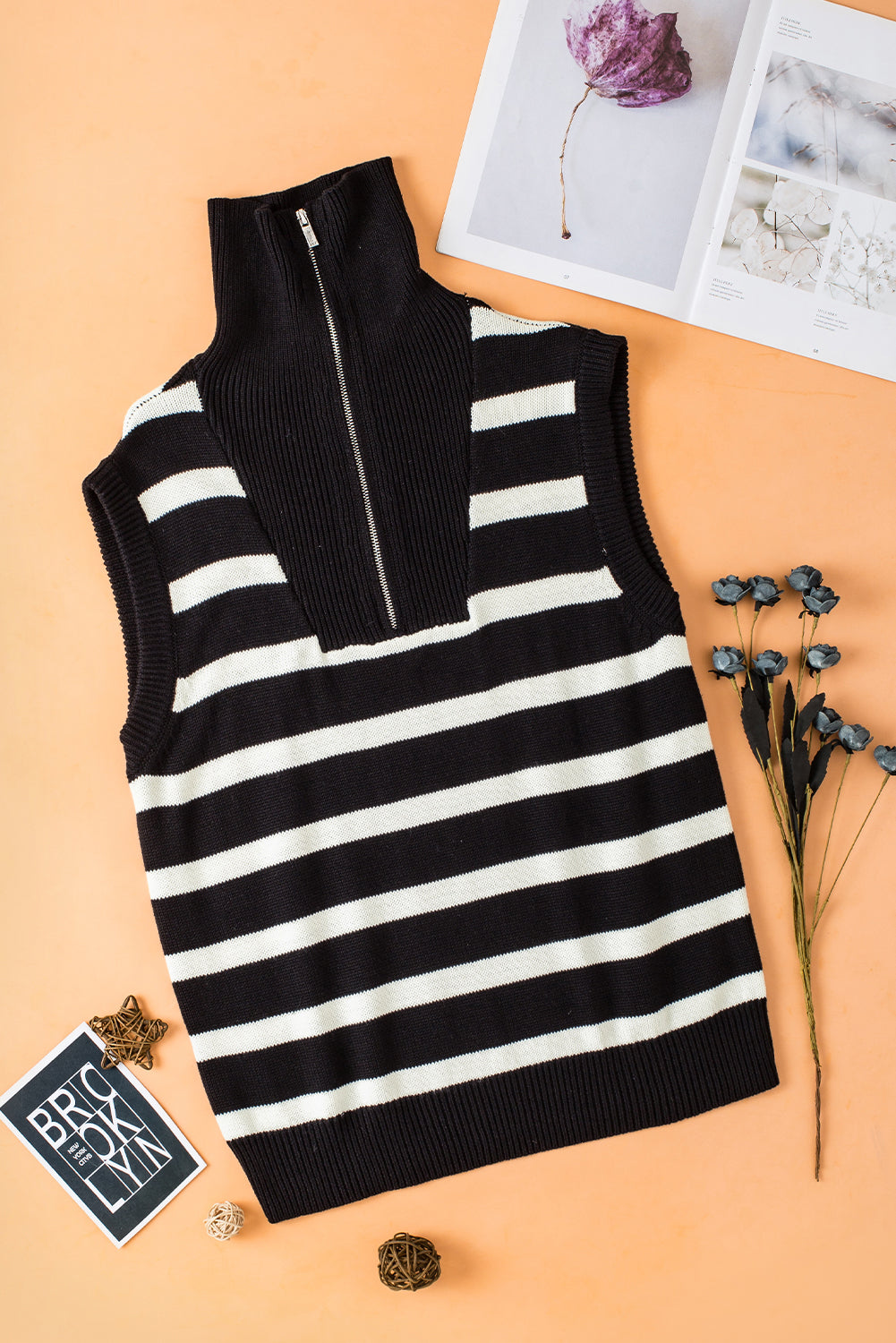 Schwarzer streifenstrickpullover mit reißverschlusskragen tank