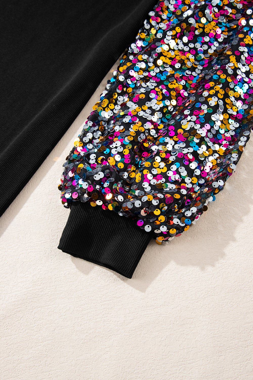 Schwarzes pailletten-läufer-ärmel u-ausschnitt mini-pullover-kleid