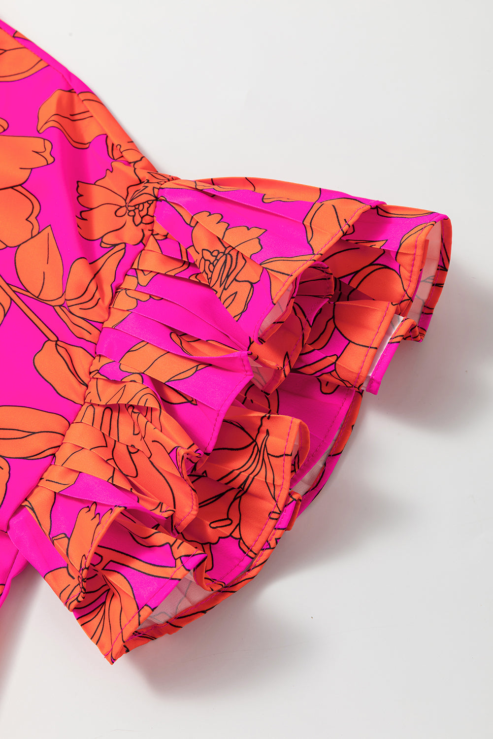 Rosa voluminöses kleid mit gerafften ärmeln und blumenmuster