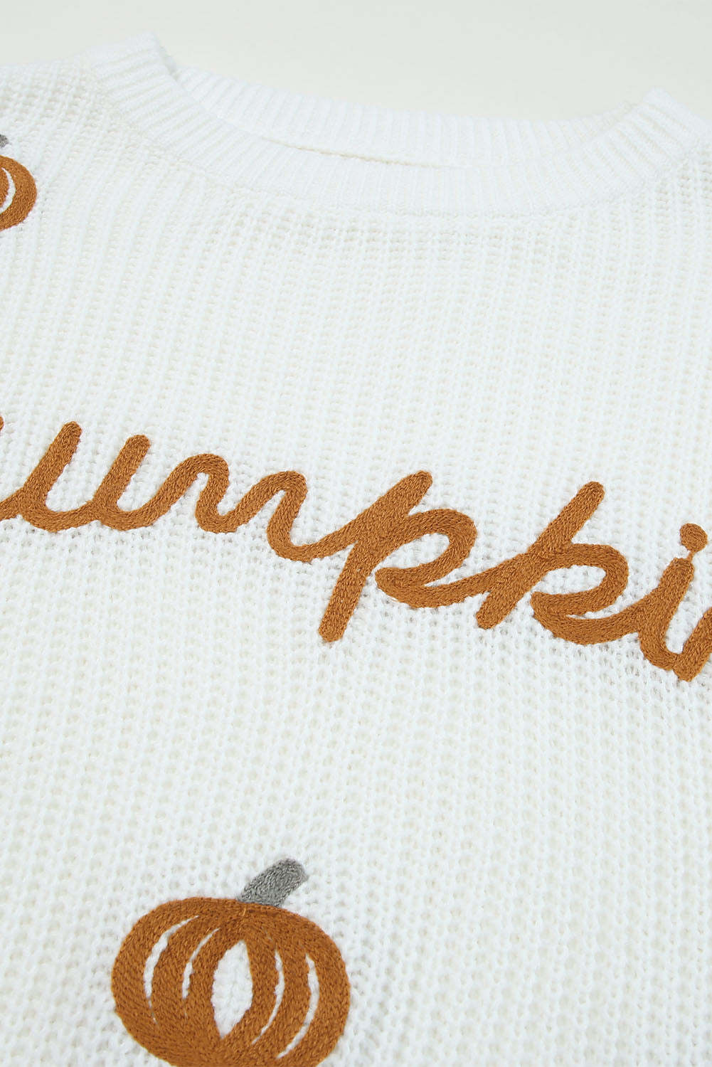 Weißer kürbis-garnstich-rippenstrickpullover