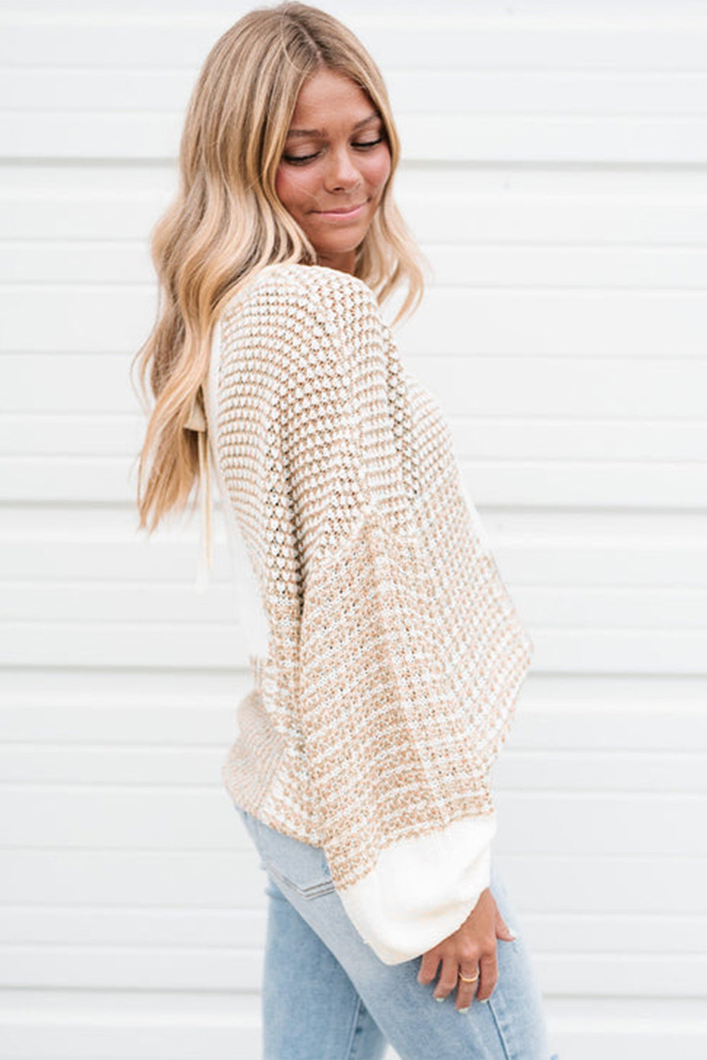 Haferflockenfarbener strickpullover mit gemischtem muster und schlüsselloch für die schultern