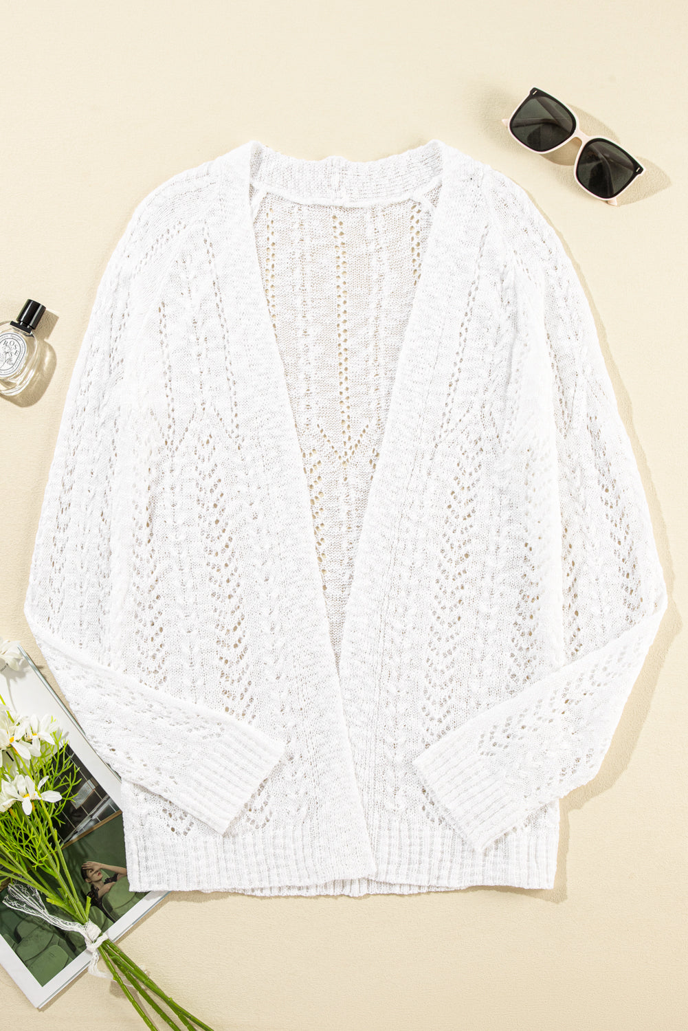 Weiße solide strickjacke mit offenem schnitt