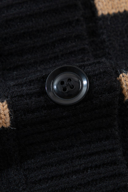 Schwarzer gestreifter, geknöpfter v-ausschnitt, lockere strickjacke mit hängenden schultern
