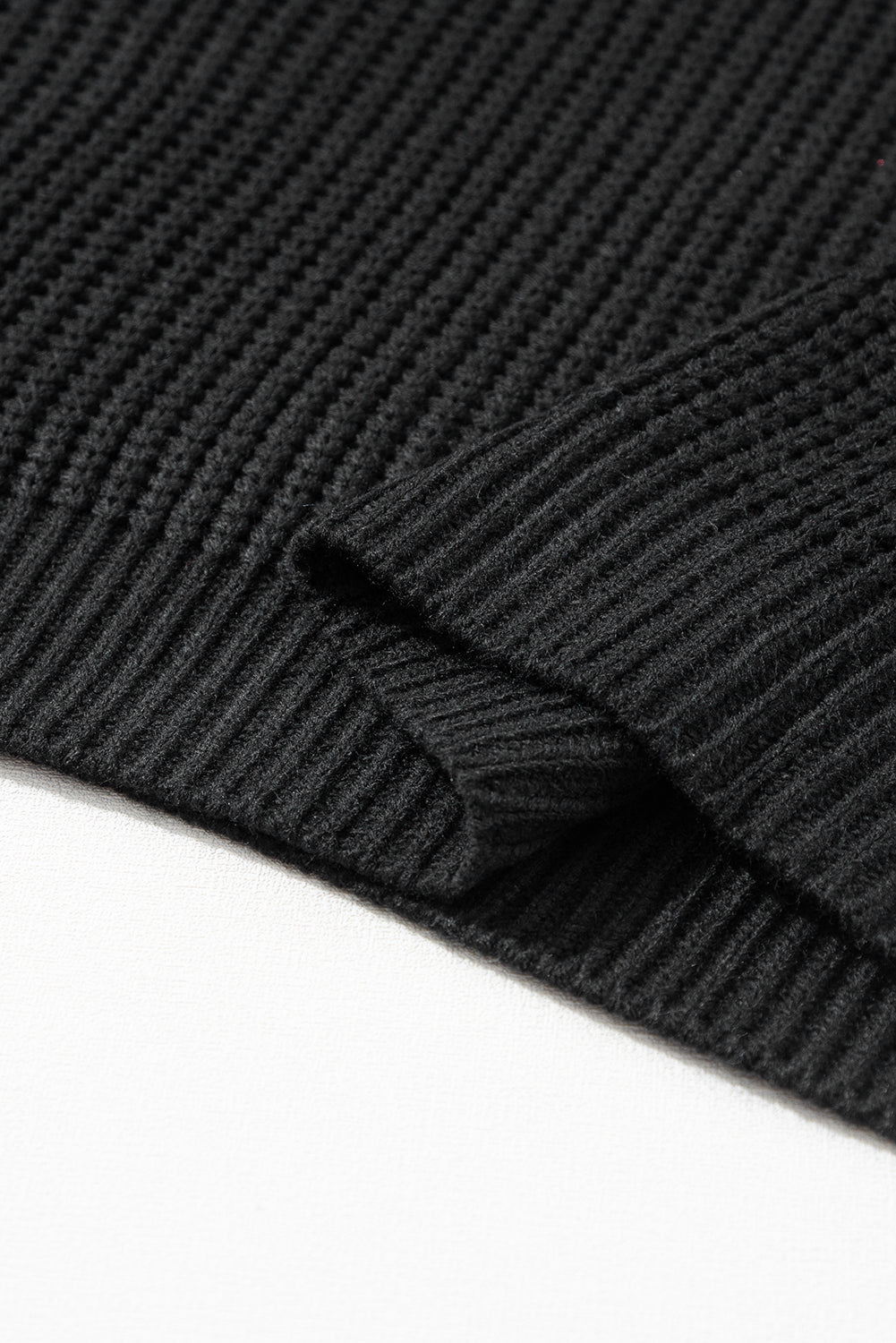Schwarzer pullover mit zopfstrickärmeln und hängeschultern