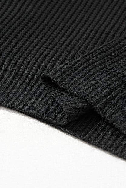 Schwarzer pullover mit zopfstrickärmeln und hängeschultern