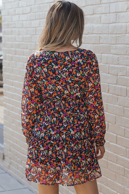 Langärmeliges kleid mit blumenmuster und v-ausschnitt