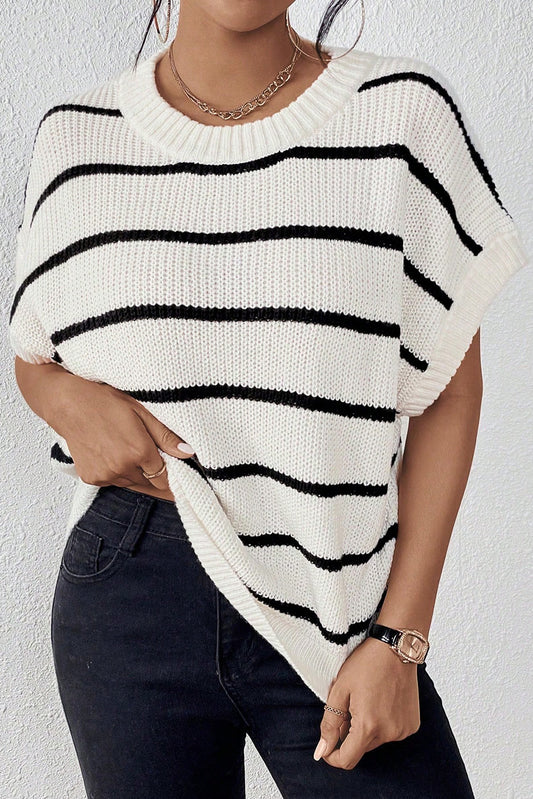 Weißer gestreifter rundhals-pullover mit fledermausärmeln