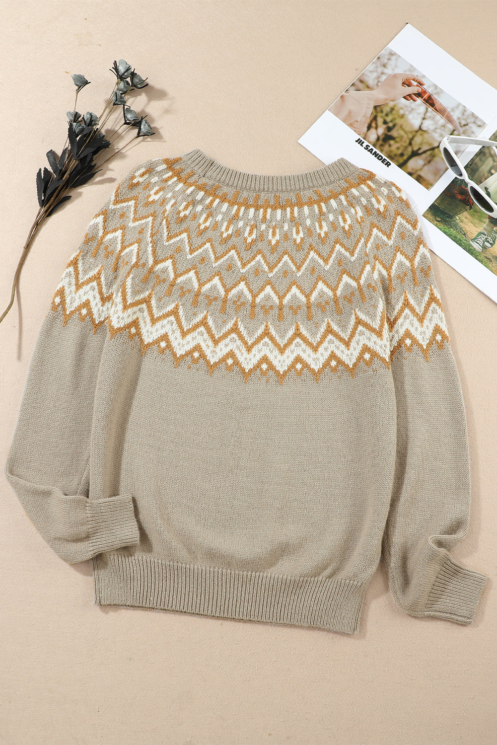 Grauer pullover mit geometrischem muster und geripptem rundhalsausschnitt