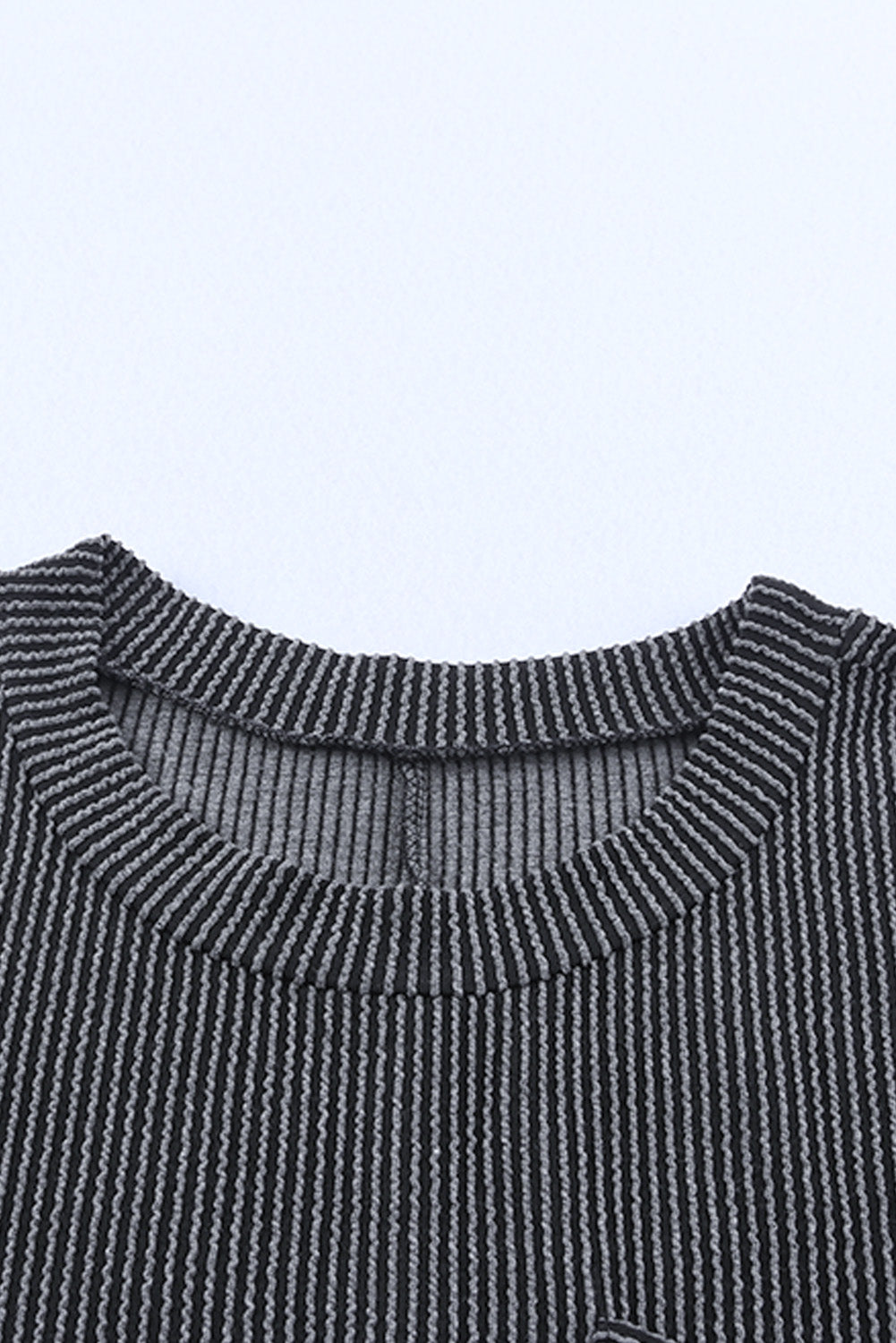 Graues gestreiftes rippenstrick-t-shirt-shiftkleid