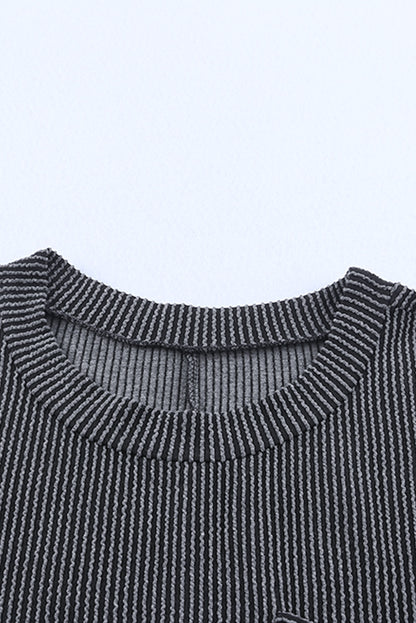 Graues gestreiftes rippenstrick-t-shirt-shiftkleid