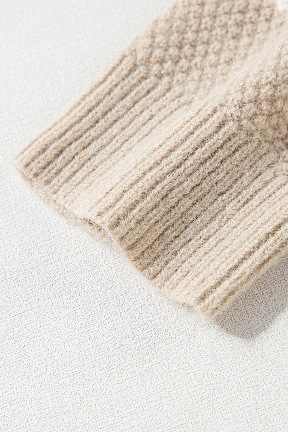 Khakifarbener strickpullover mit rundhalsausschnitt und schulterträger