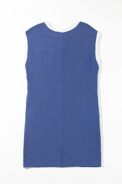 Segelblaues t-shirt-kleid mit strukturierten rippenärmeln