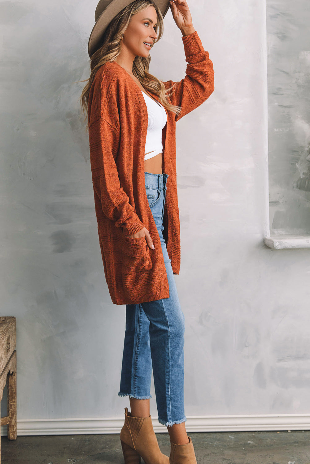 Tomatenrote strickjacke mit taschen und offener vorderseite aus strukturiertem strick