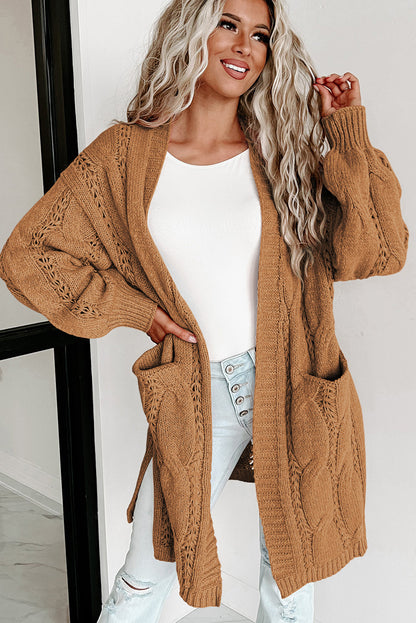Khakifarbene strickjacke mit geripptem ösenbesatz
