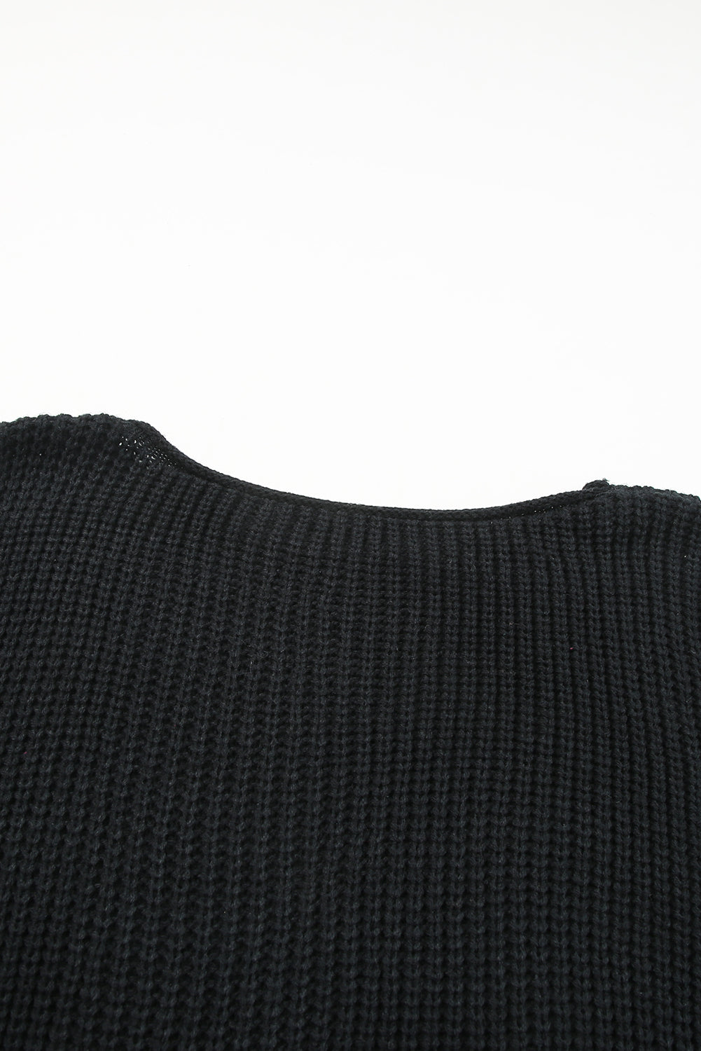 Schwarzer geblümter häkelglocken-pullover mit lockeren ärmeln