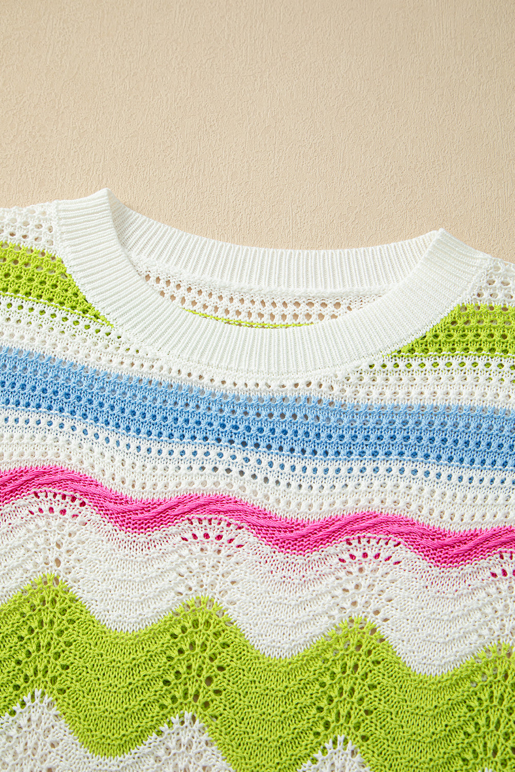 Weißes colorblock-häkelstrick-top mit gerafften kurzen ärmeln