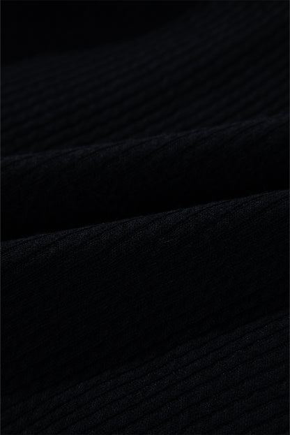 Schwarze einfarbige kordjacke mit langen ärmeln und knöpfen