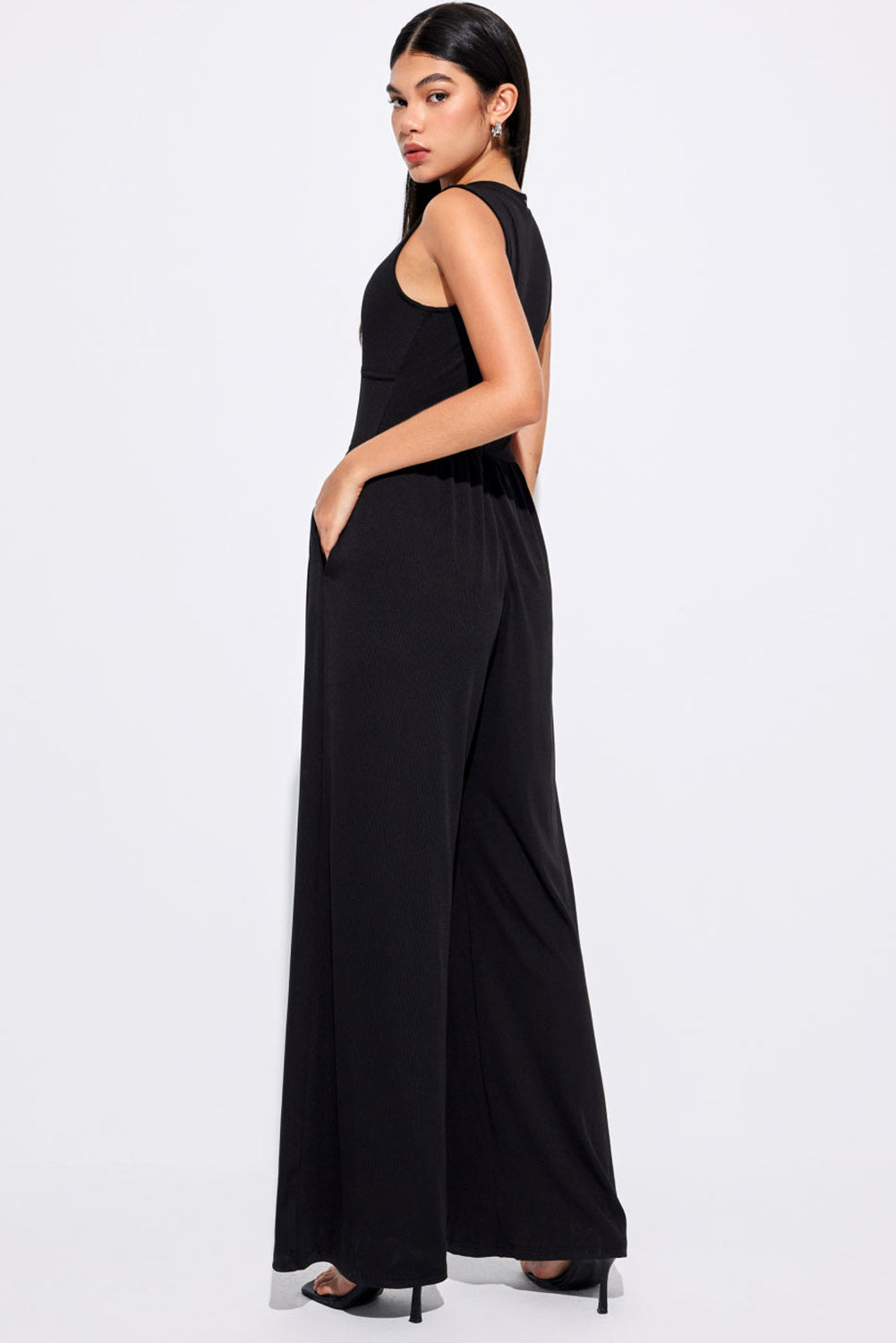 Schwarzer ärmelloser jumpsuit mit weitem bein und eingeschnürter taille