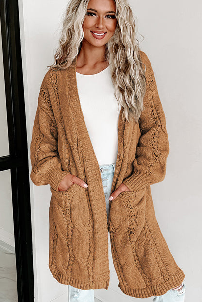 Khakifarbene strickjacke mit geripptem ösenbesatz