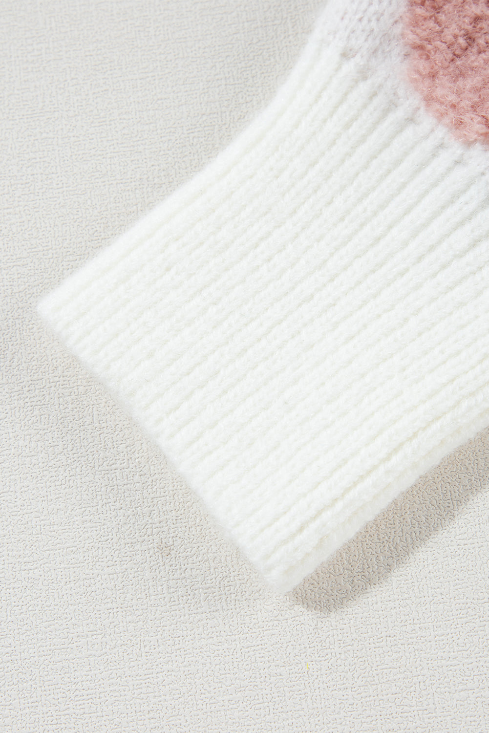 Weißer lockerer pullover mit strukturierten blumen an den schultern