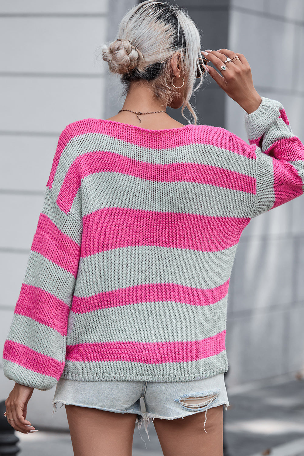 Rosa gestreifter colorblock-strickpullover mit v-ausschnitt und lockerer passform