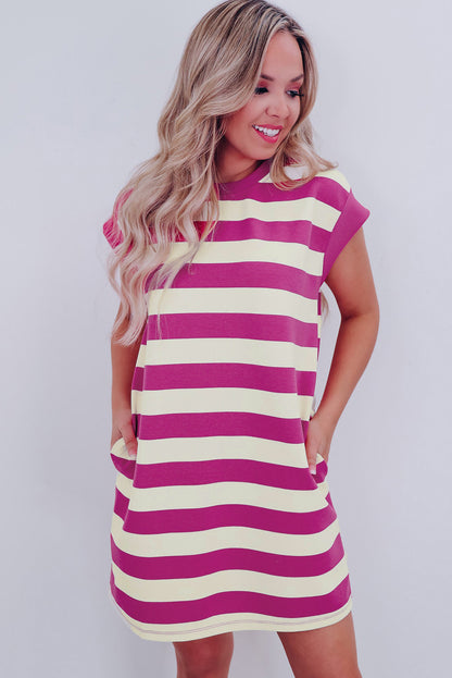 Rosa gestreiftes Shift-T-Shirt-Kleid mit Ärmel und Taschen