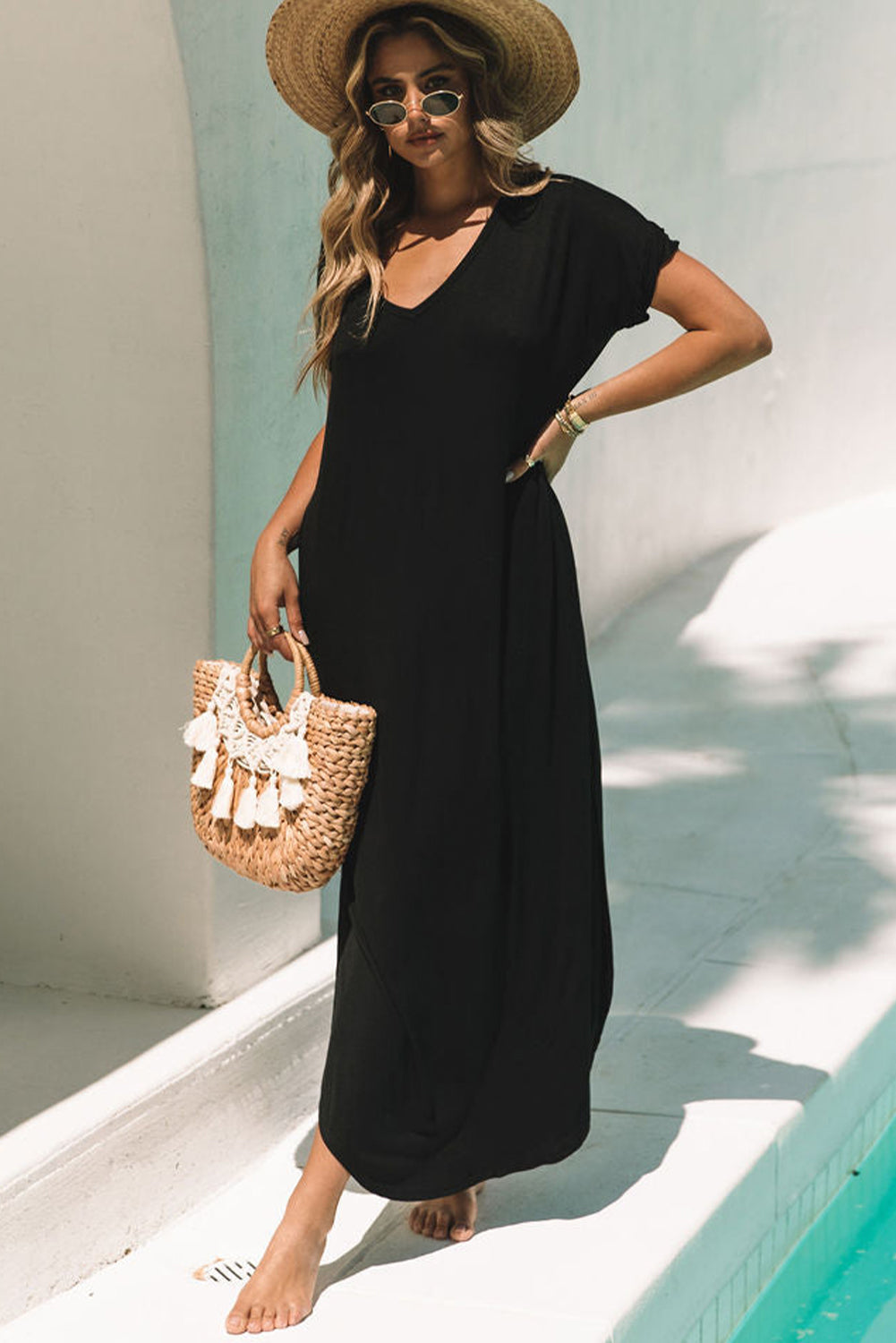 Schwarzer v-ausschnitt mit versteckten taschenschlitzen maxi-t-shirt-kleid