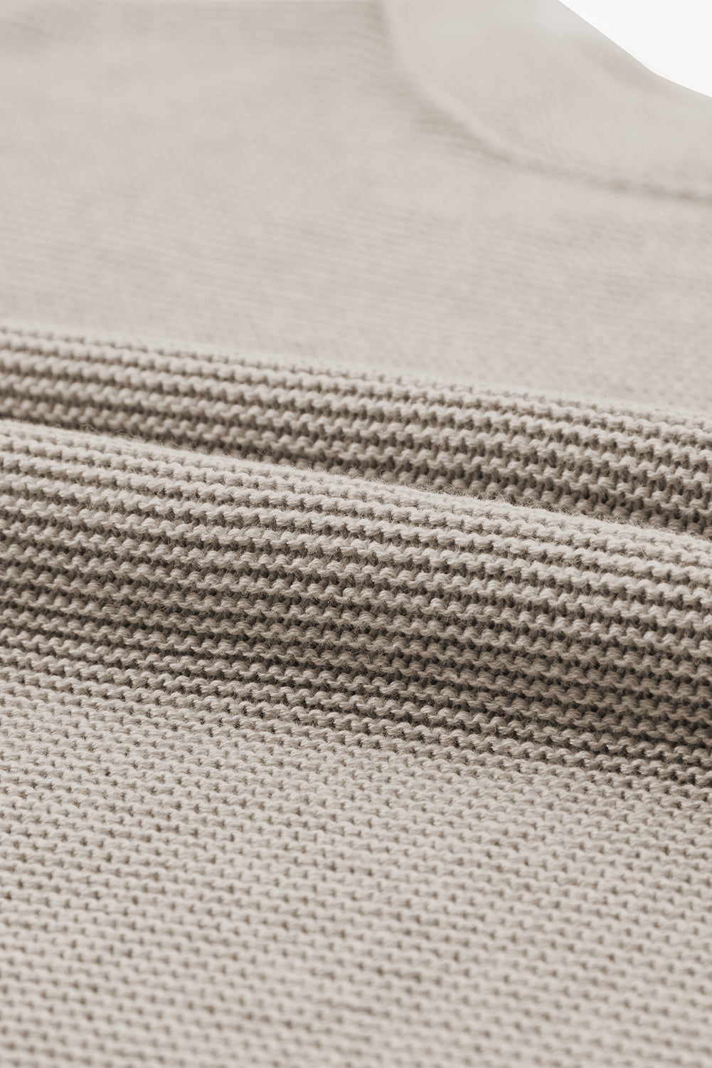 Aprikosenfarbener pullover mit hohem hals und kurzen fledermausärmeln