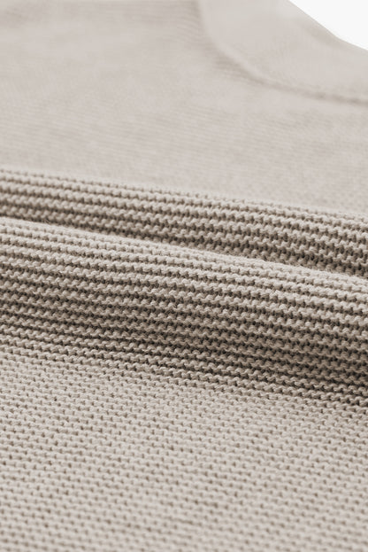 Aprikosenfarbener pullover mit hohem hals und kurzen fledermausärmeln