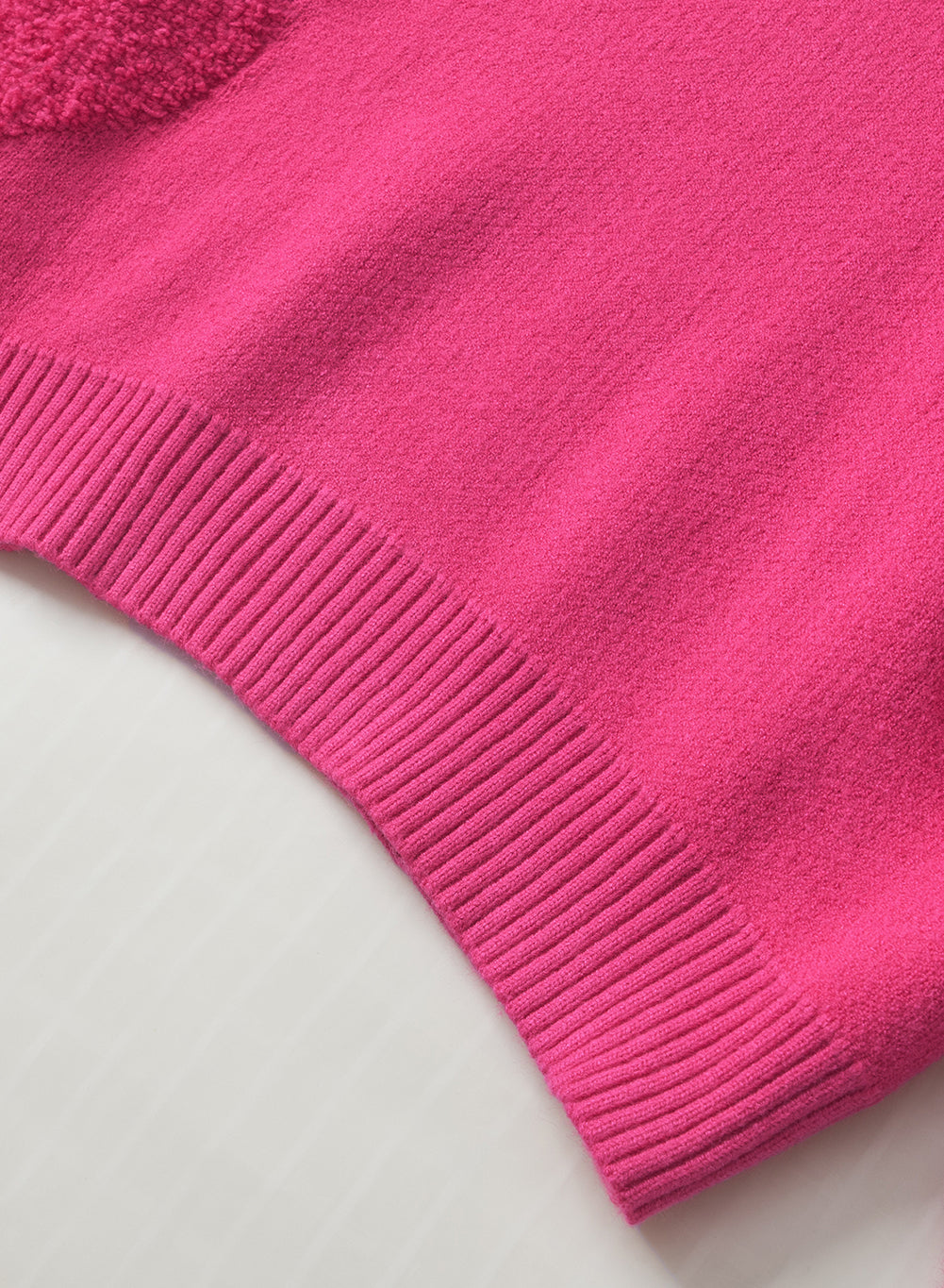 Rosenroter, perlenverzierter pullover mit v-ausschnitt und flauschigen herzen