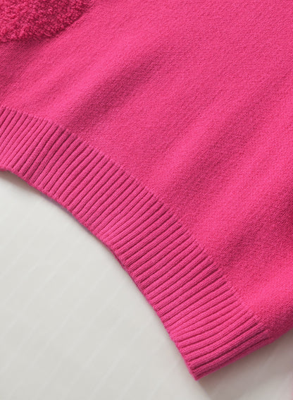 Rosenroter, perlenverzierter pullover mit v-ausschnitt und flauschigen herzen