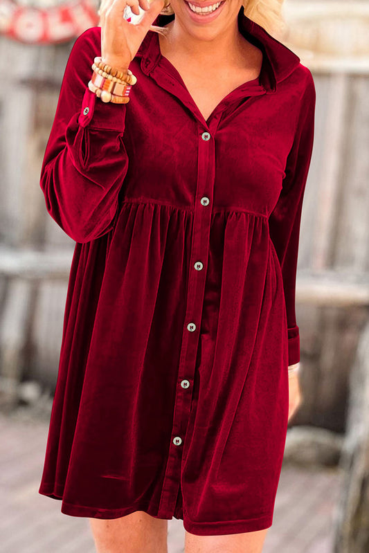 Feurig rotes kleid mit langen ärmeln und rüschen aus samt mit knopfleiste
