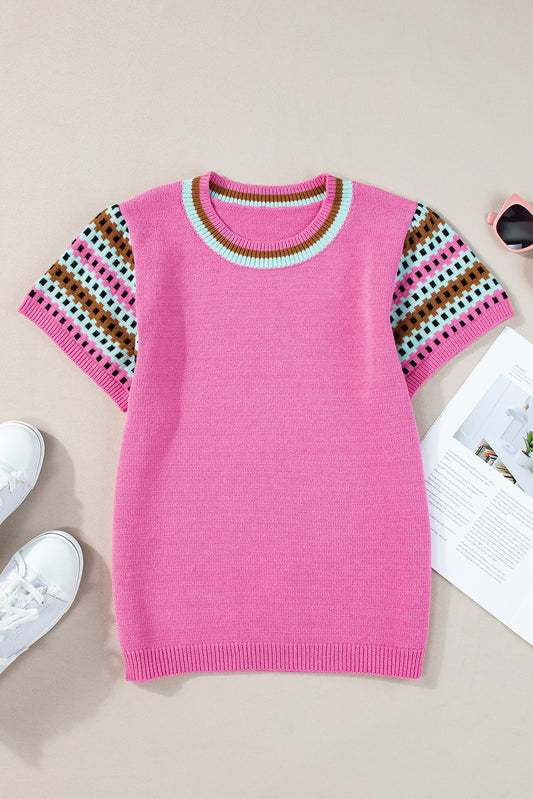Leuchtend rosa, mit kontrast bedruckter pullover mit rundhalsausschnitt und langen ärmeln