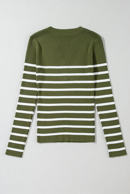 Grüner streifen rippenstrick henley knöpfe slim fit pullover
