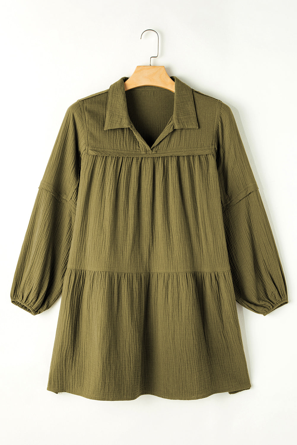 Grünes ausgefranstes kleid mit ausgestelltem puffärmel und schlitzausschnitt