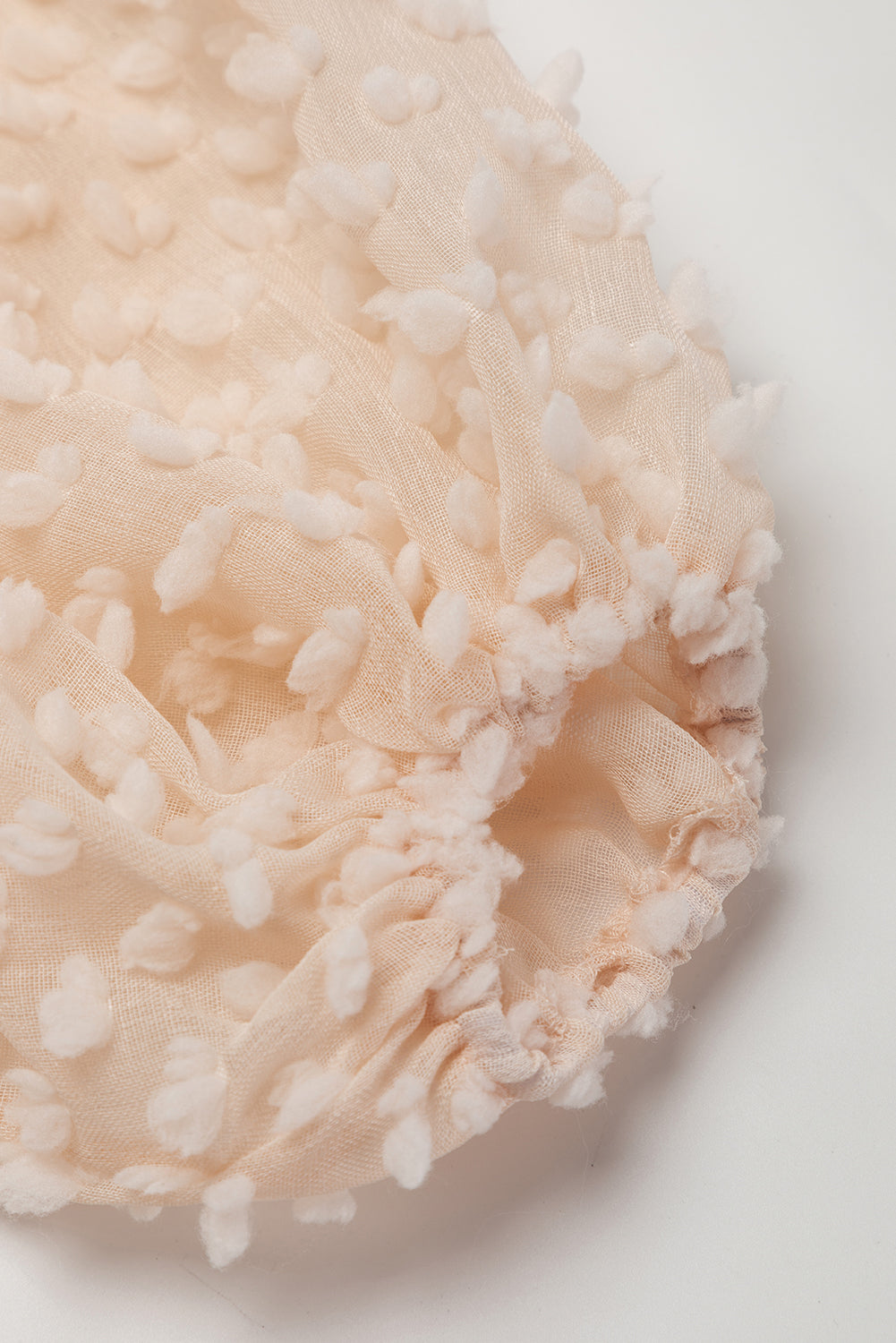 Beige verschönertes kleid mit puffärmeln und gestufter a-linie