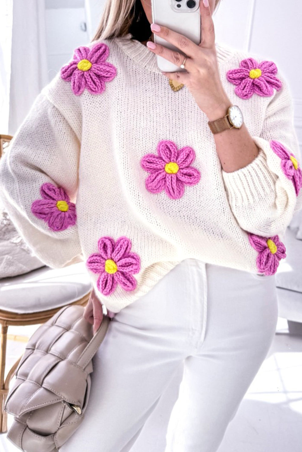 Weißer gehäkelter grobstrickpullover mit blumenmuster