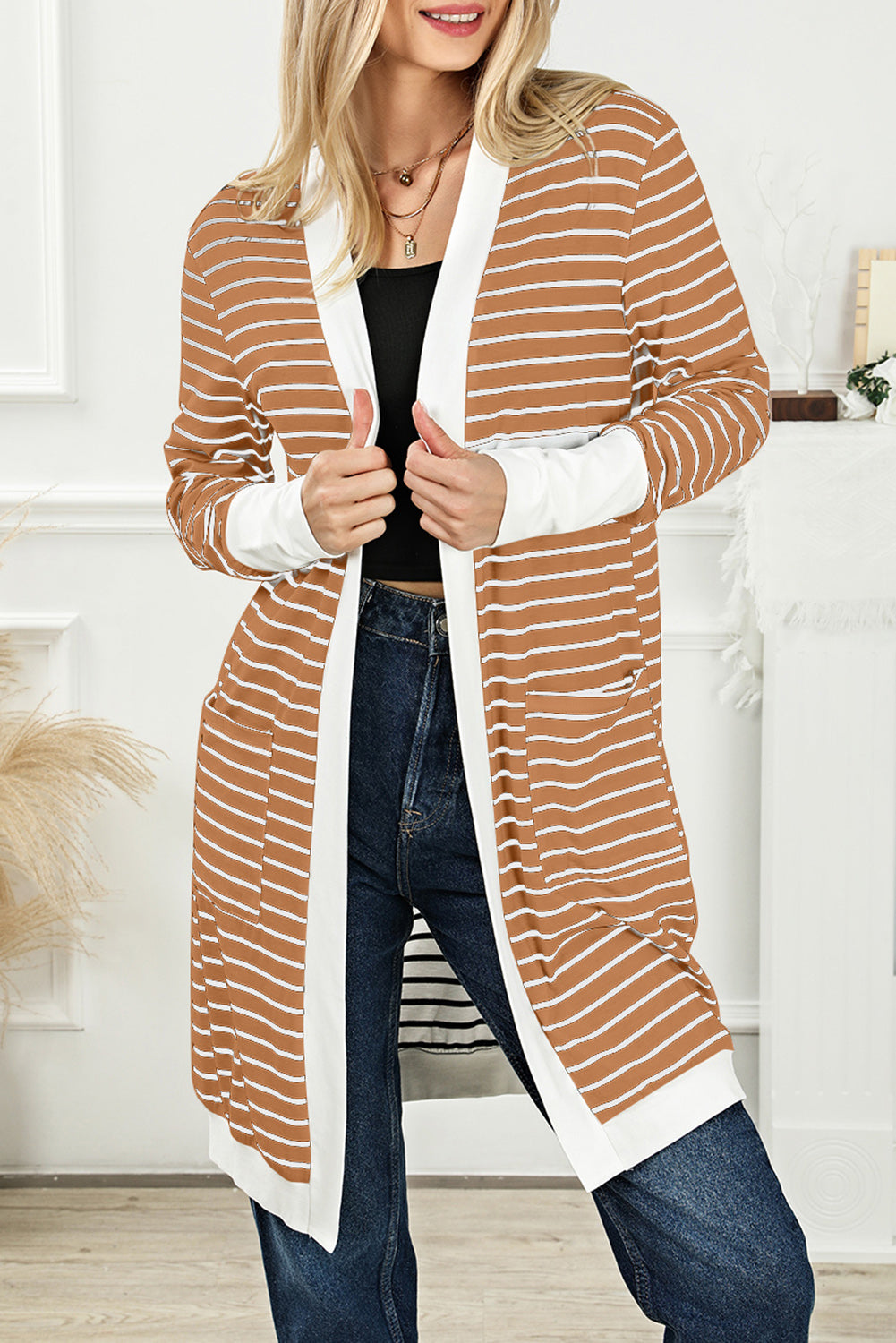 Brauner gestreifter cardigan mit offenen seitentaschen
