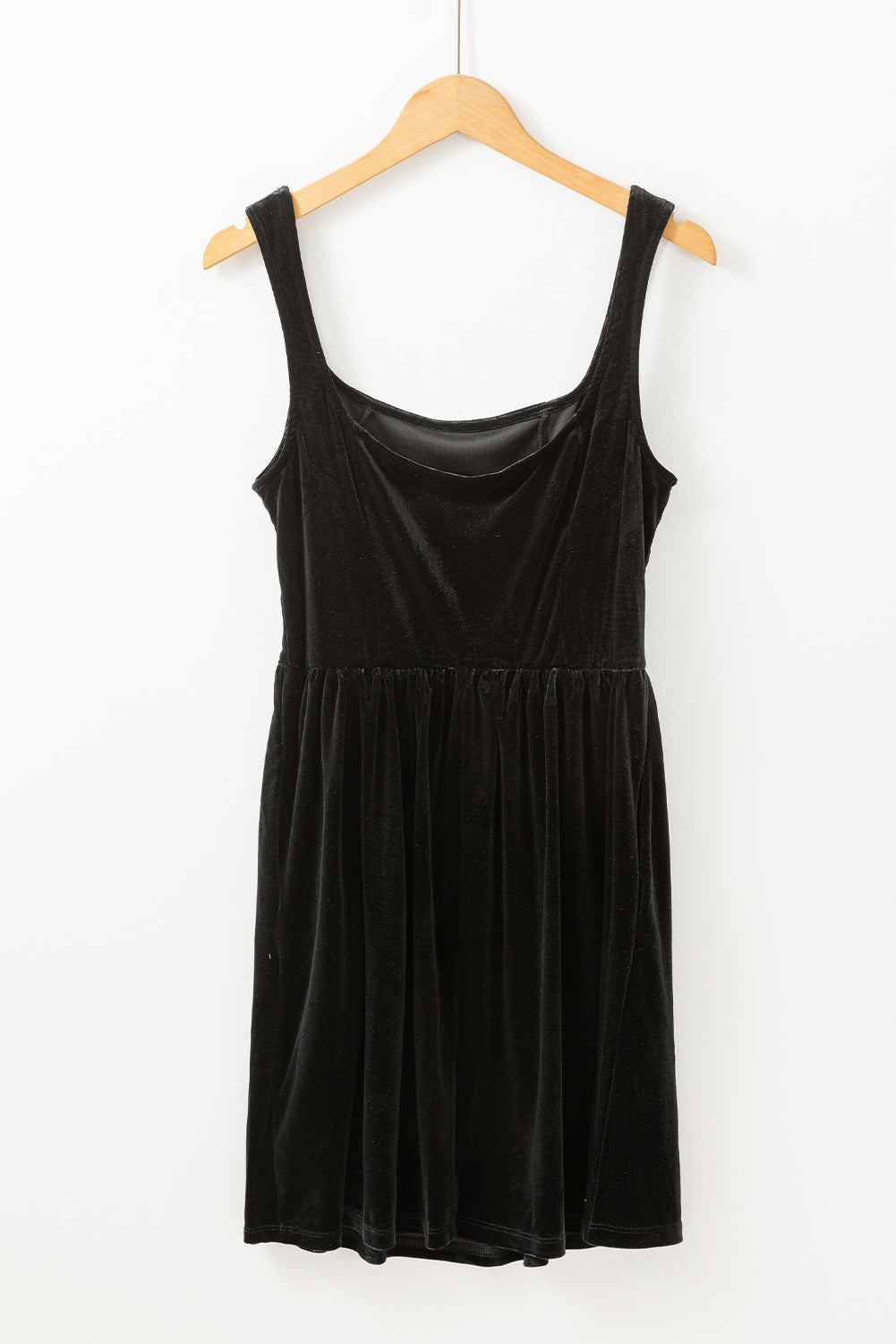 Schwarzes samtminikleid mit quadratischem ausschnitt und hoher taille und taschen
